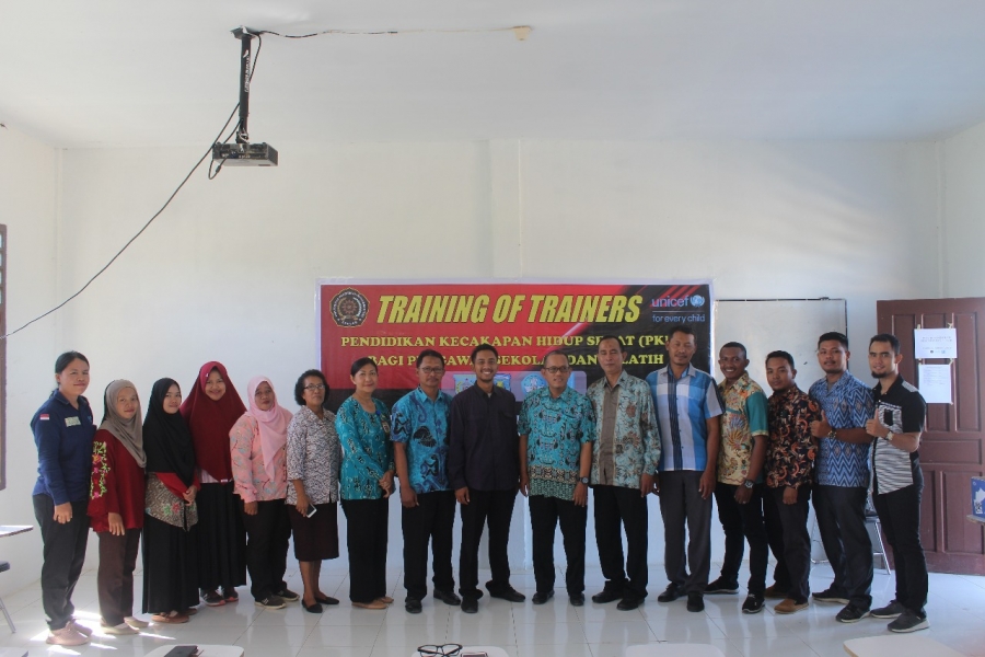 PENGAWAS SMP KOTA DAN KABUPATEN SORONG SERTA PELATIH IKUTI PELATIHAN PKHS